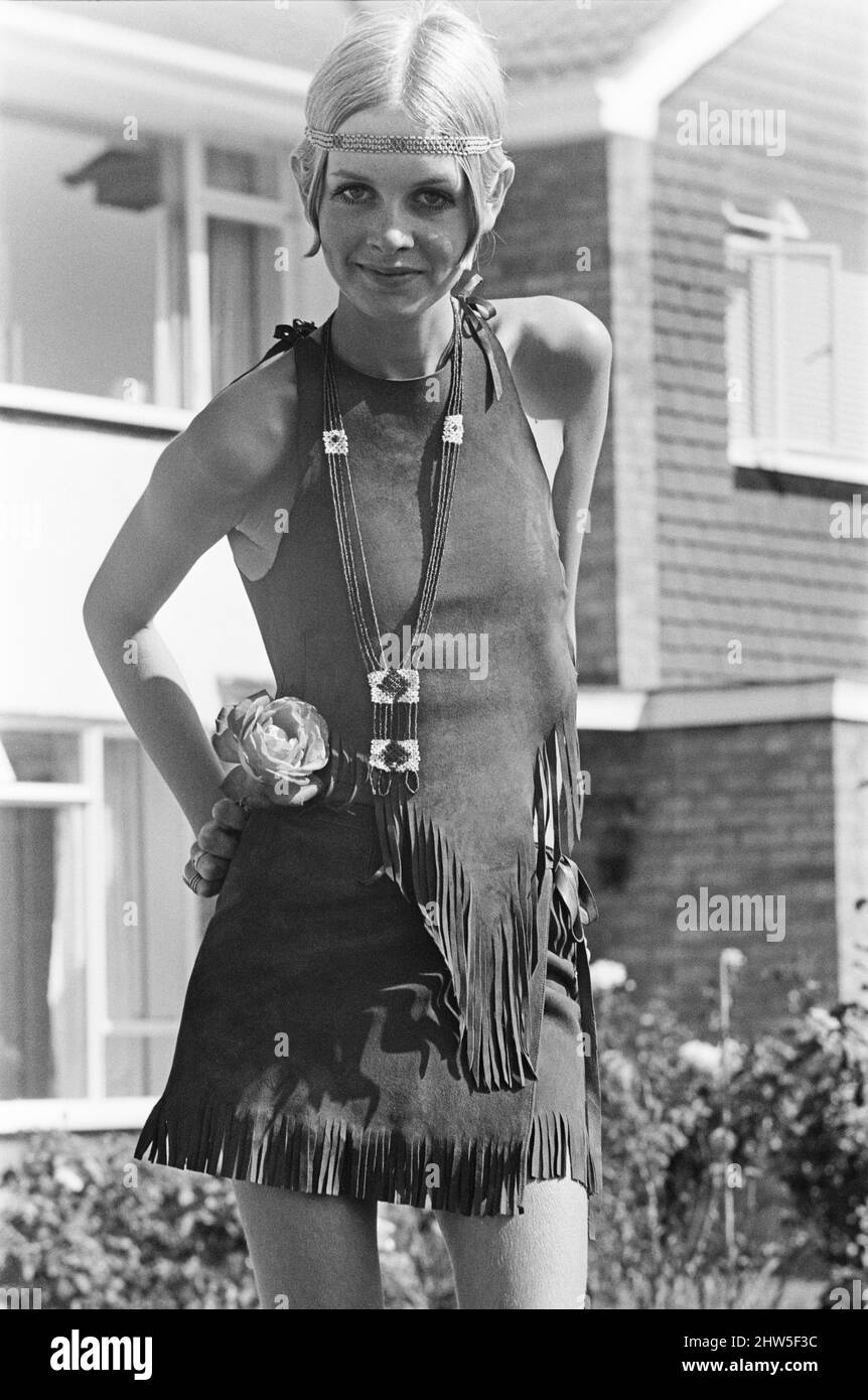 Twiggy, (nom réel Lesley Hornby) modèle anglais, vu dans une tenue d'équipement Hippy. Photographié avant de partir pour les États-Unis plus tard le même jour. Photo prise le 21st août 1967 Banque D'Images Twiggy, (nom réel Lesley Hornby) modèle anglais, vu dans une tenue d'équipement Hippy. Photographié avant de partir pour les États-Unis plus tard le même jour. Photo prise le 21st août 1967 Banque D'Images