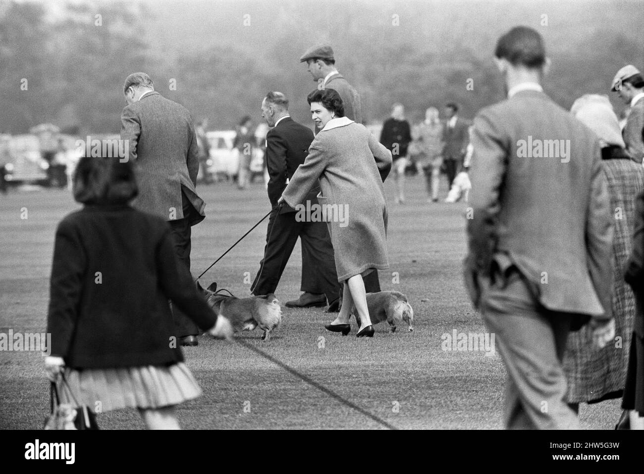 Le polo final de la coupe Combermere a joué à Windsor.le parc Windsor a battu Lowood par 6 buts à 4 pour remporter le trophée avec l'aide du prince Charles et de son père le prince Philip, qui ont tous deux marqué des buts vitaux pendant le match. Sa Majesté la reine Elizabeth II au match avec son chien corgi pour regarder son mari et son fils concourir. 30th avril 1967. Banque D'Images