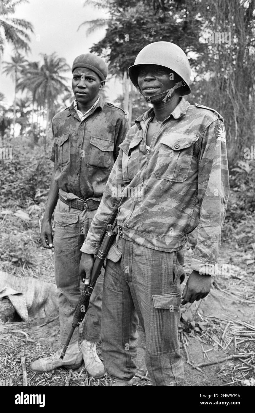 Un soldat de Biafran vu ici dans une ambiance détendue, armé d'un fusil semi-automatique AK47 pendant le conflit de Biafra. 11th juin 1968. La guerre civile nigériane, également connue sous le nom de guerre du Biafran, a duré deux ans et demi, du 6 juillet 1967 au 15 janvier 1970, et a été combattue pour contrer la sécession du Biafra du Nigeria. Le peuple indigène Igbo de Biafra a estimé qu'il ne pouvait plus coexister avec le gouvernement fédéral dominé par le Nord après l'indépendance de la Grande-Bretagne. Les tensions politiques, économiques, ethniques, culturelles et religieuses se sont finalement refraisées dans la guerre civile après le 1966 mil Banque D'Images