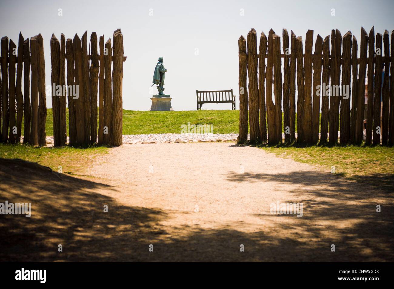 JAMESTOWN, USA - 1 mai : une clôture construite au-dessus de l'original se connecter postes de Fort James ouvre sur une statue de John Smith. Jamestown historique était le f Banque D'Images