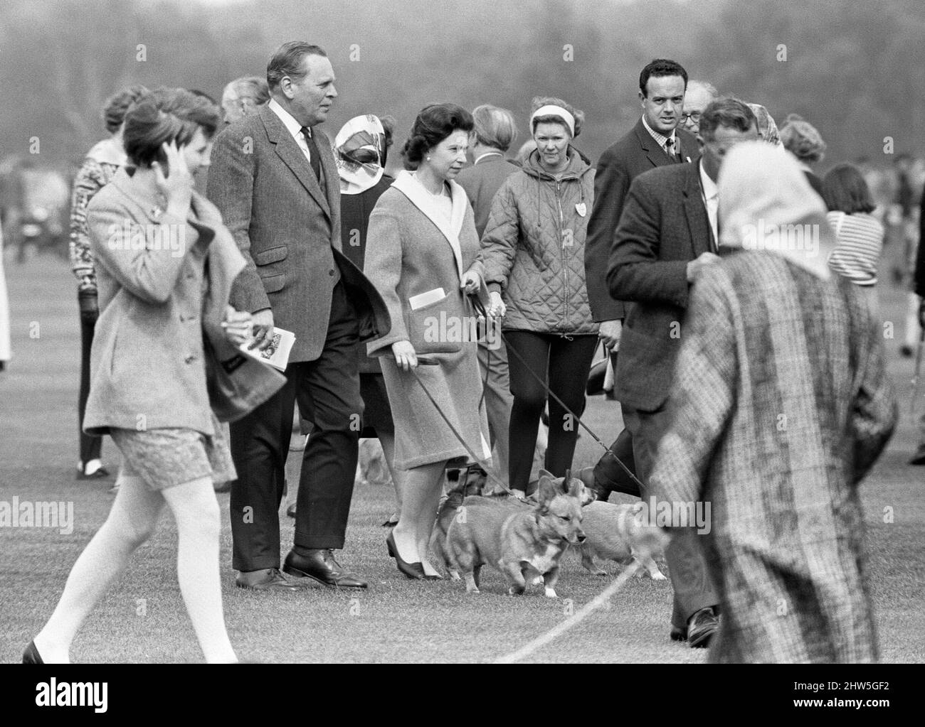 Le polo final de la coupe Combermere a joué à Windsor.le parc Windsor a battu Lowood par 6 buts à 4 pour remporter le trophée avec l'aide du prince Charles et de son père le prince Philip, qui ont tous deux marqué des buts vitaux pendant le match. Sa Majesté la reine Elizabeth II au match avec son chien corgi pour regarder son mari et son fils concourir. 30th avril 1967. Banque D'Images