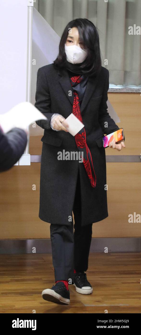 04th mars 2022. Vote par anticipation pour l'élection présidentielle Kim  Keon-hee, l'épouse du principal candidat du Parti du pouvoir du peuple de  l'opposition, Yoon Suk-yeol, se rend aux urnes dans un bureau