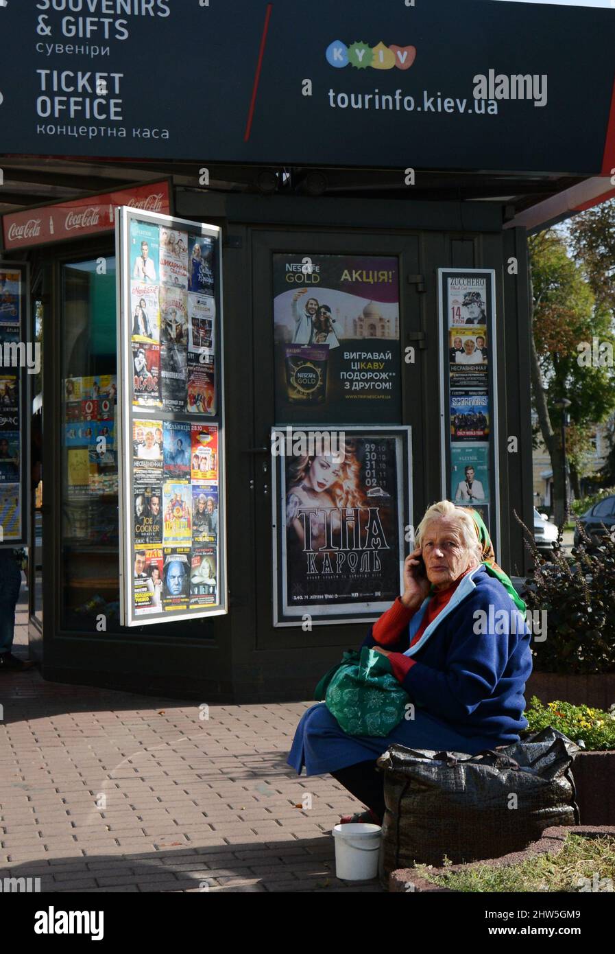 Une vieille femme ukrainienne parle sur son téléphone portable à Kiev, en Ukraine. Banque D'Images