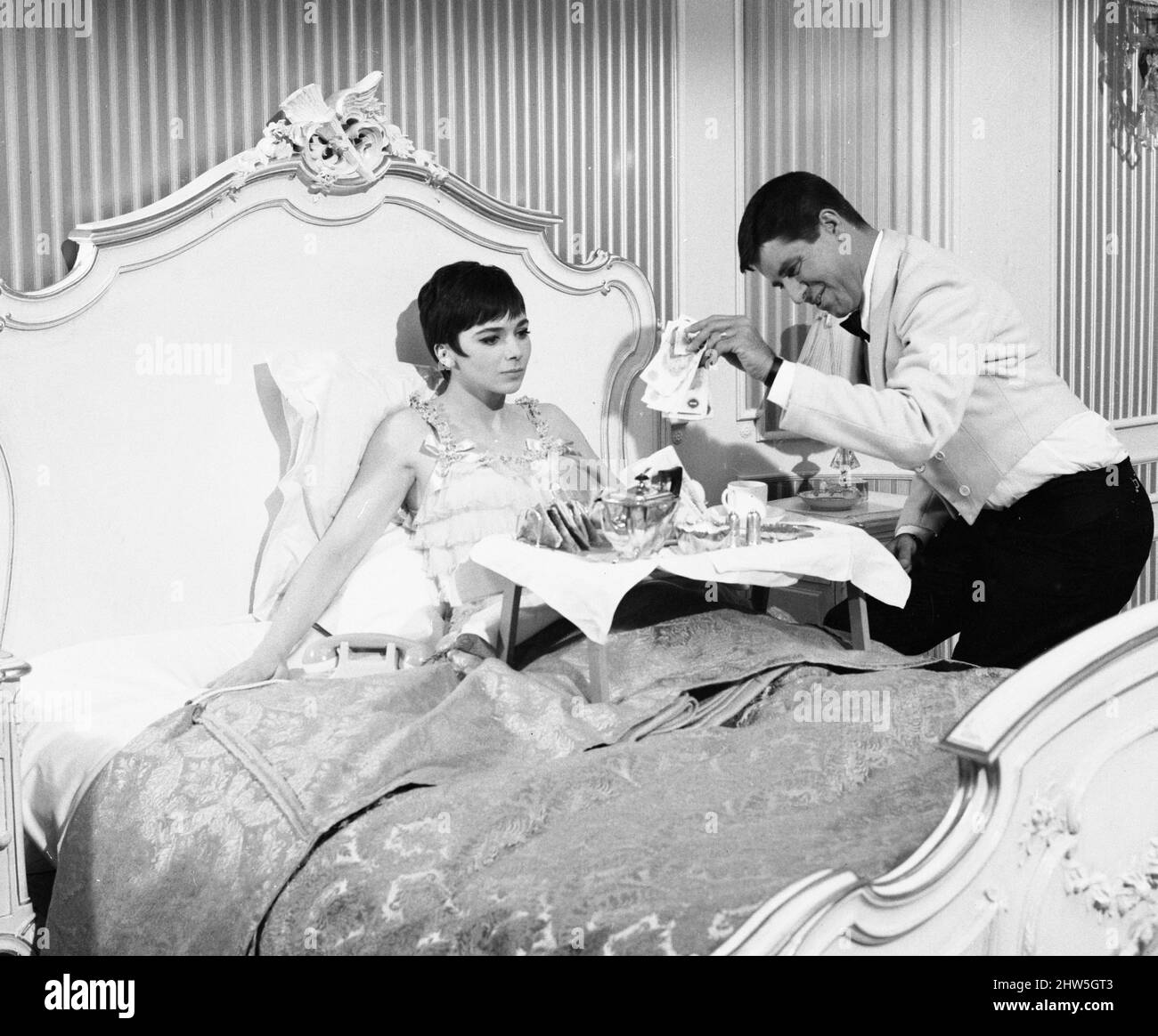 L'acteur et comédien américain Jerry Lewis a été vu ici avec l'actrice Jacqueline Pearce lors d'un petit déjeuner dans le tournage de « Don't Rise the Bridge, Lower the River » aux Shepperton Studios, en Angleterre. Juin 1967 Banque D'Images