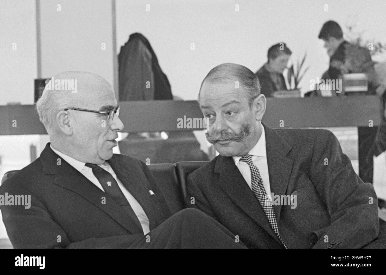 Président de la Chambre des communes Motor Club Sir Gerald Nabbaro (à droite) photographié à l'usine de Leyland avec le directeur général de la British Leyland Motor Corporation Sir Donald Stokes pendant la production d'un documentaire de la BBC sur lui.22nd février 1968. Banque D'Images