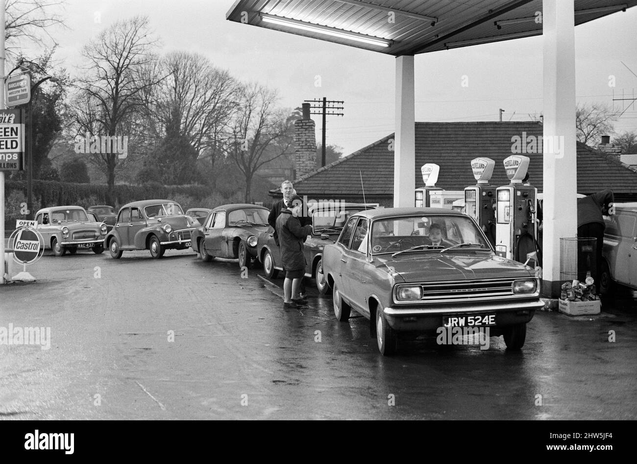 Files d'attente pour le garage Motor Mart sur London Road. De longues files d'attente se forment dans une tentative des automobilistes de battre l'échéance de 6pm, après quoi une augmentation de 5d sera appliquée. 22nd novembre 1968. Banque D'Images