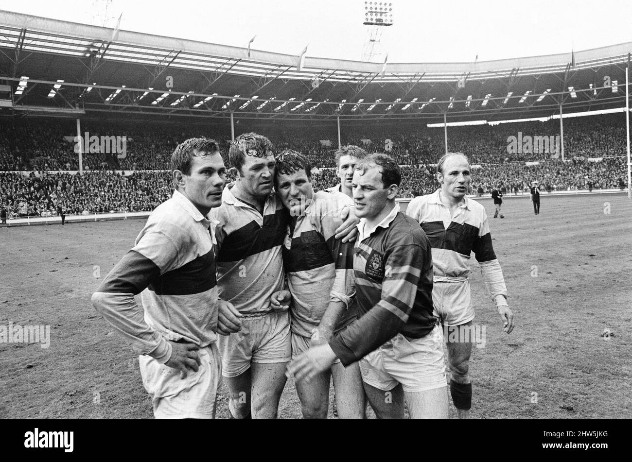 Leeds 11-10 Wakefield Trinity, Rugby League Challenge Cup final Match au stade Wembley, Londres, samedi 11th mai 1968. Notre photo montre ... Don Fox de Wakefield est consolé par les coéquipiers à la fin du match, après avoir manqué une conversion devant les postes dans la dernière minute du jeu, donnant Leeds une victoire 11?10. Banque D'Images