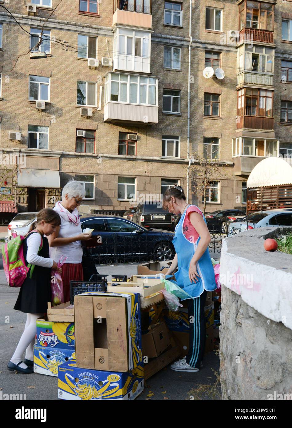 Une femme ukrainienne vend des fruits dans un coin de rue à Kiev, Ukraine. Banque D'Images