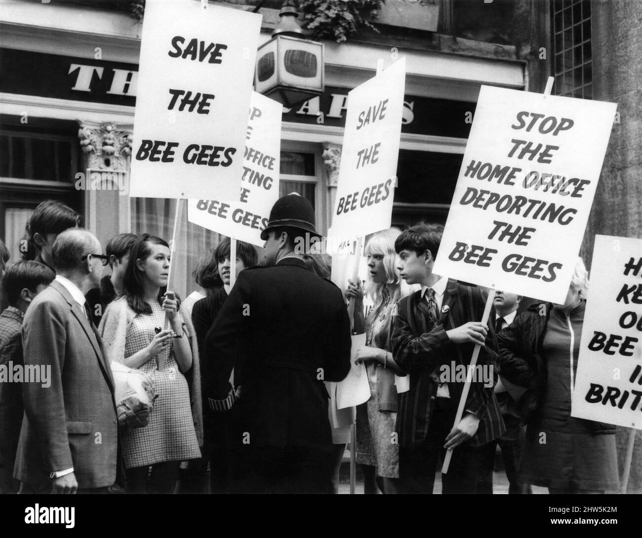 Les fans du groupe pop Bee Gees défilent le long de Carnby-Street, rassemblant des signatures pour une pétition contre le refus du Home Office de laisser les deux musiciens australiens du groupe rester en Grande-Bretagne après le 17 septembre. Les fans porteurs de plaques ont également recueilli une commande du policier sur la photo. Continuer, leur a-t-il dit. Août 1967. Banque D'Images Les fans du groupe pop Bee Gees défilent le long de Carnby-Street, rassemblant des signatures pour une pétition contre le refus du Home Office de laisser les deux musiciens australiens du groupe rester en Grande-Bretagne après le 17 septembre. Les fans porteurs de plaques ont également recueilli une commande du policier sur la photo. Continuer, leur a-t-il dit. Août 1967. Banque D'Images