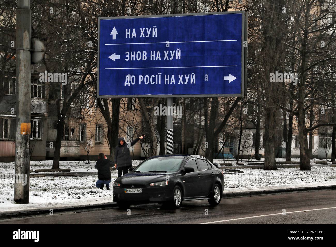 Panneaux publicitaires avec des mots jurons appelant les soldats russes à rentrer à la maison, Odesa, sud de l'Ukraine, 1 mars 2022. L'invasion de l'Ukraine par la Russie entre dans sa deuxième semaine sans signe de cessez-le-feu imminent, malgré un flot de sanctions occidentales visant l'économie russe. Depuis le début de l'offensive des troupes russes jeudi dernier, la violence s'est intensifiée dans plusieurs grandes villes ukrainiennes, ce qui a poussé des centaines de milliers de personnes à fuir le pays à la recherche de sécurité. Photo de Nina Lyashonok/Ukrinform/ABACAPRESS.COM Banque D'Images