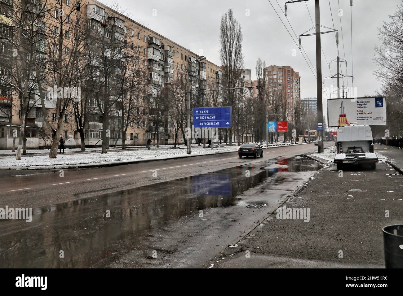 Panneaux publicitaires avec des mots jurons appelant les soldats russes à rentrer à la maison, Odesa, sud de l'Ukraine, 1 mars 2022. L'invasion de l'Ukraine par la Russie entre dans sa deuxième semaine sans signe de cessez-le-feu imminent, malgré un flot de sanctions occidentales visant l'économie russe. Depuis le début de l'offensive des troupes russes jeudi dernier, la violence s'est intensifiée dans plusieurs grandes villes ukrainiennes, ce qui a poussé des centaines de milliers de personnes à fuir le pays à la recherche de sécurité. Photo de Nina Lyashonok/Ukrinform/ABACAPRESS.COM Banque D'Images
