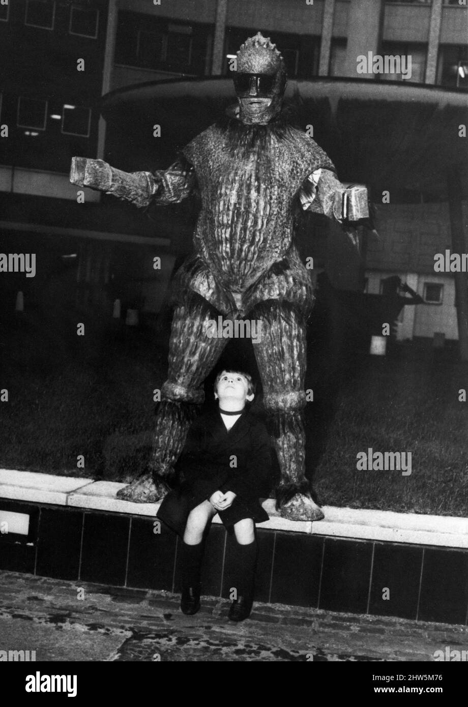 Dr Who TV Series.actor et comédien Bernard Bresslaw, qui joue un monstre dans le programme, ne effraie pas son fils de 7 ans James. 11th novembre 1967. Banque D'Images