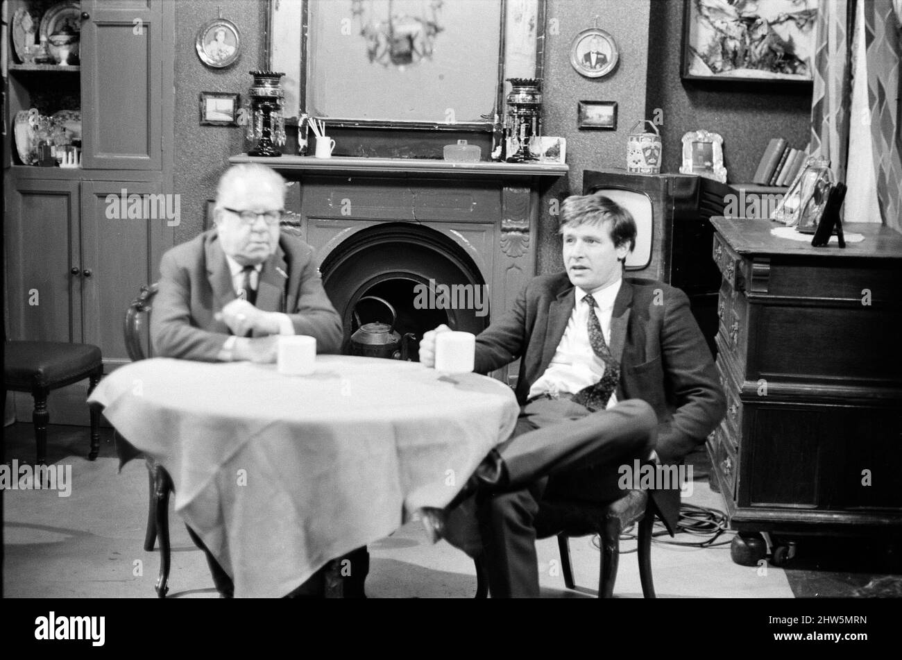 Le casting de 'Coronation Street' sur le set. Jack Howarth et Bill Roache. 16th avril 1968. Banque D'Images