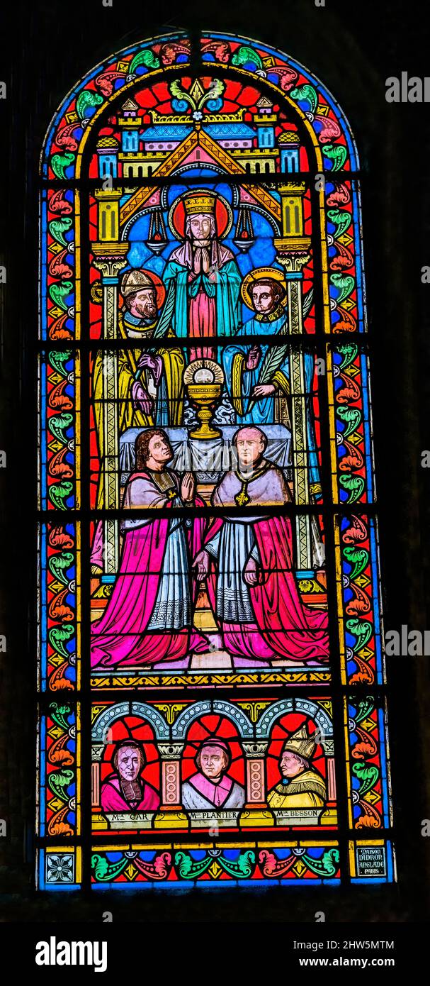 Église de la Vierge Marie les officiels adorant les vitraux Cathédrale notre Dame notre Dame et Église Saint Castre Nimes Gard France. Église créée en 1100 AD. Banque D'Images