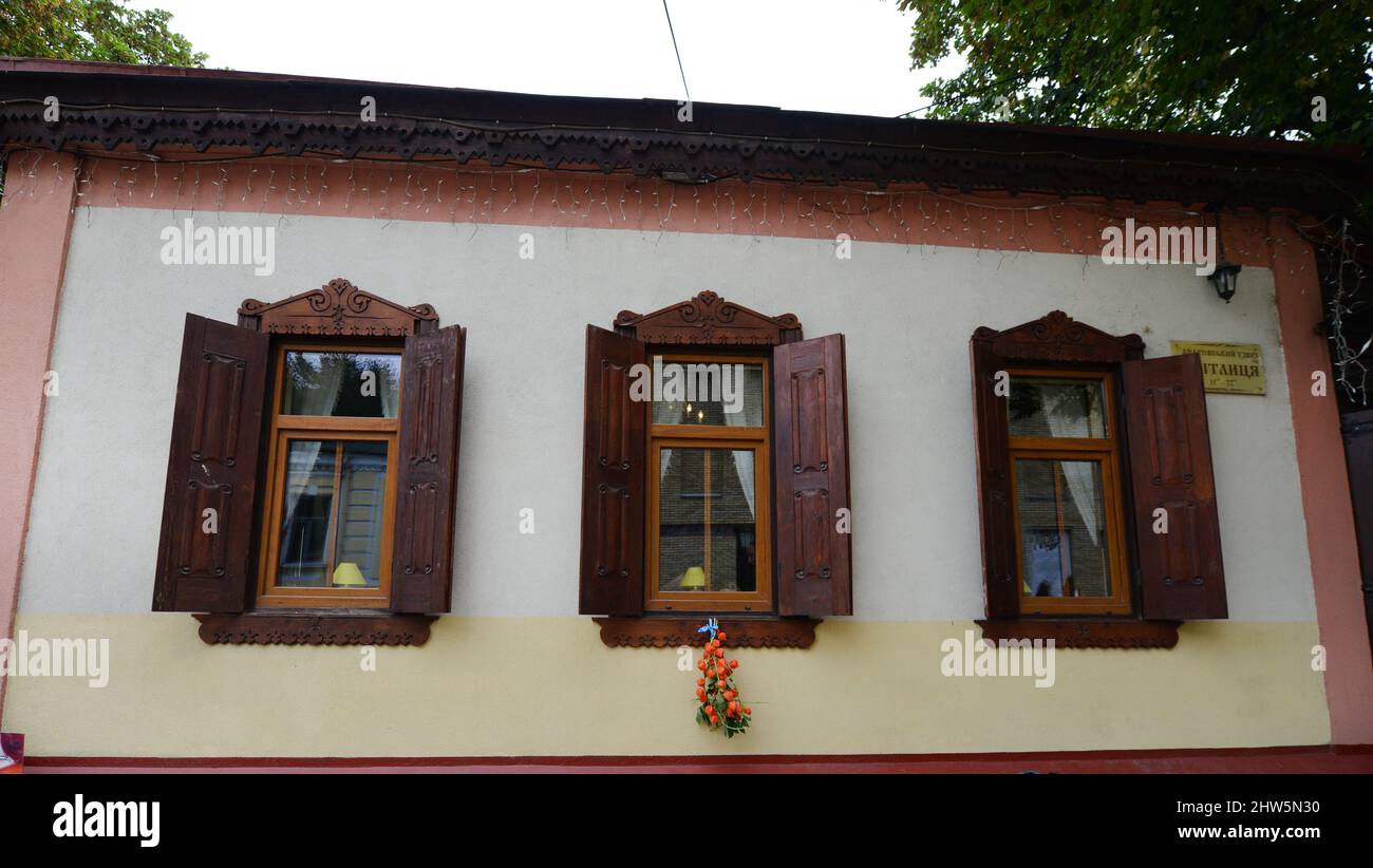 Un beau bâtiment ancien avec des fenêtres élégantes sur Andriivs'kyi descente à Kiev, Ukraine. Banque D'Images