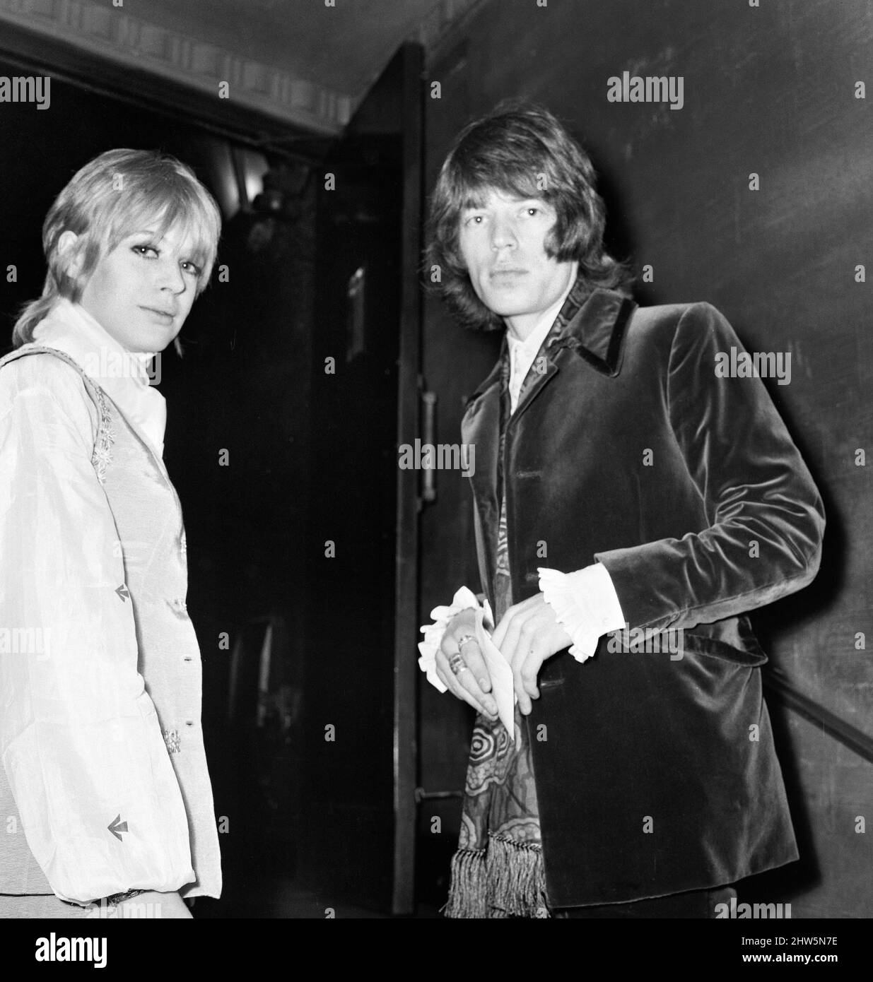 Mick Jagger, chanteur du groupe pop Rolling Stones, photographié avec sa petite amie Marianne Faithfull lors de la première du film de science-fiction Stanley Kubrik « 2001 A Space Odyssey » à Londres.10th mai 1968. Banque D'Images