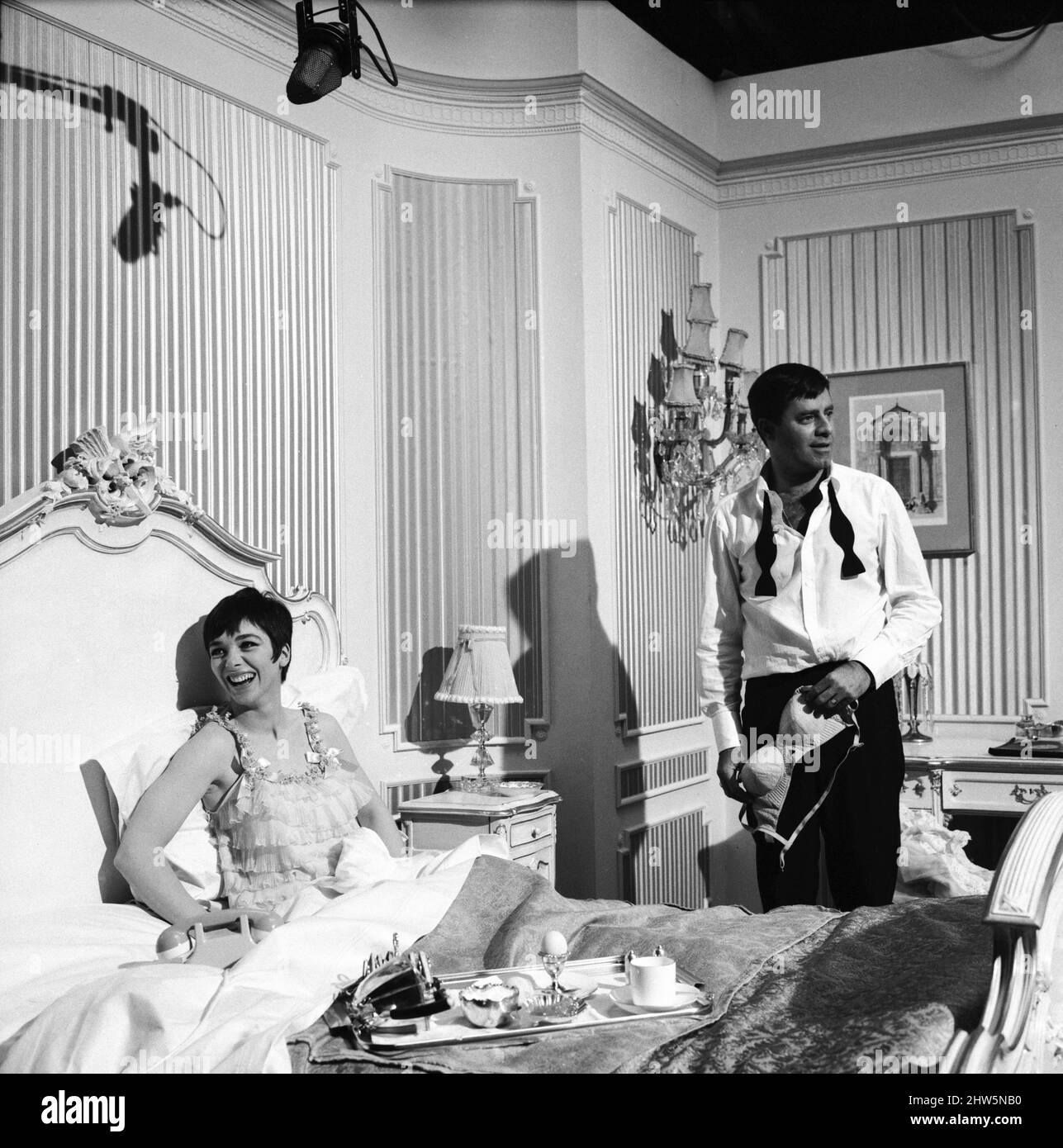 L'acteur et comédien américain Jerry Lewis a été vu ici avec l'actrice Jacqueline Pearce lors d'une pause dans le tournage de « Don't Rise the Bridge, Lower the River » aux Shepperton Studios, en Angleterre. Juin 1967 Banque D'Images