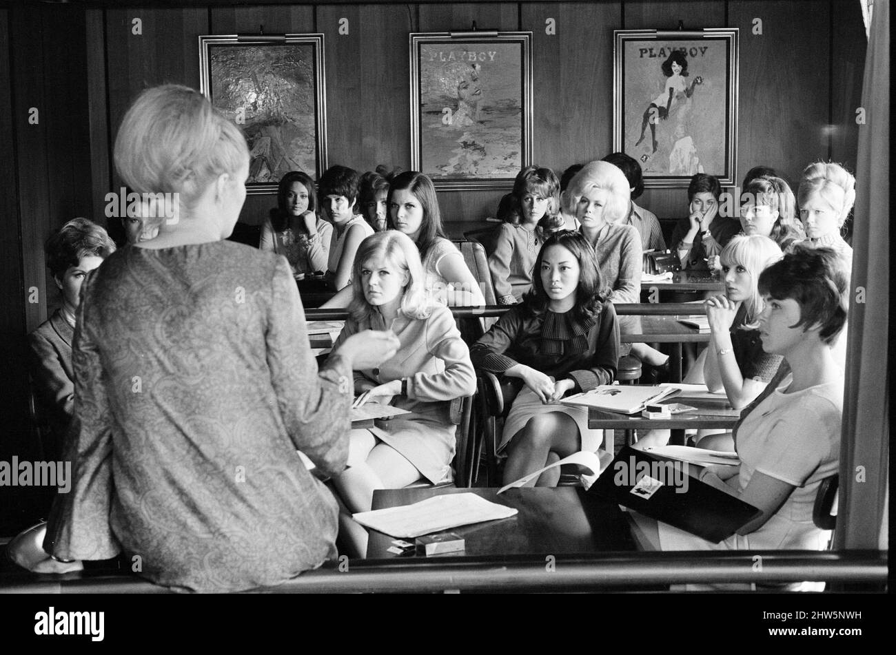 Bunnies School au Playboy Club, Park Lane, Londres, 26th avril 1968. Les jeunes femmes apprennent ce qu'il faut pour être une fille de lapin réussie. La classe est enseignée par Bunny Mother Sue NOOK, âgée de 21 ans. Banque D'Images