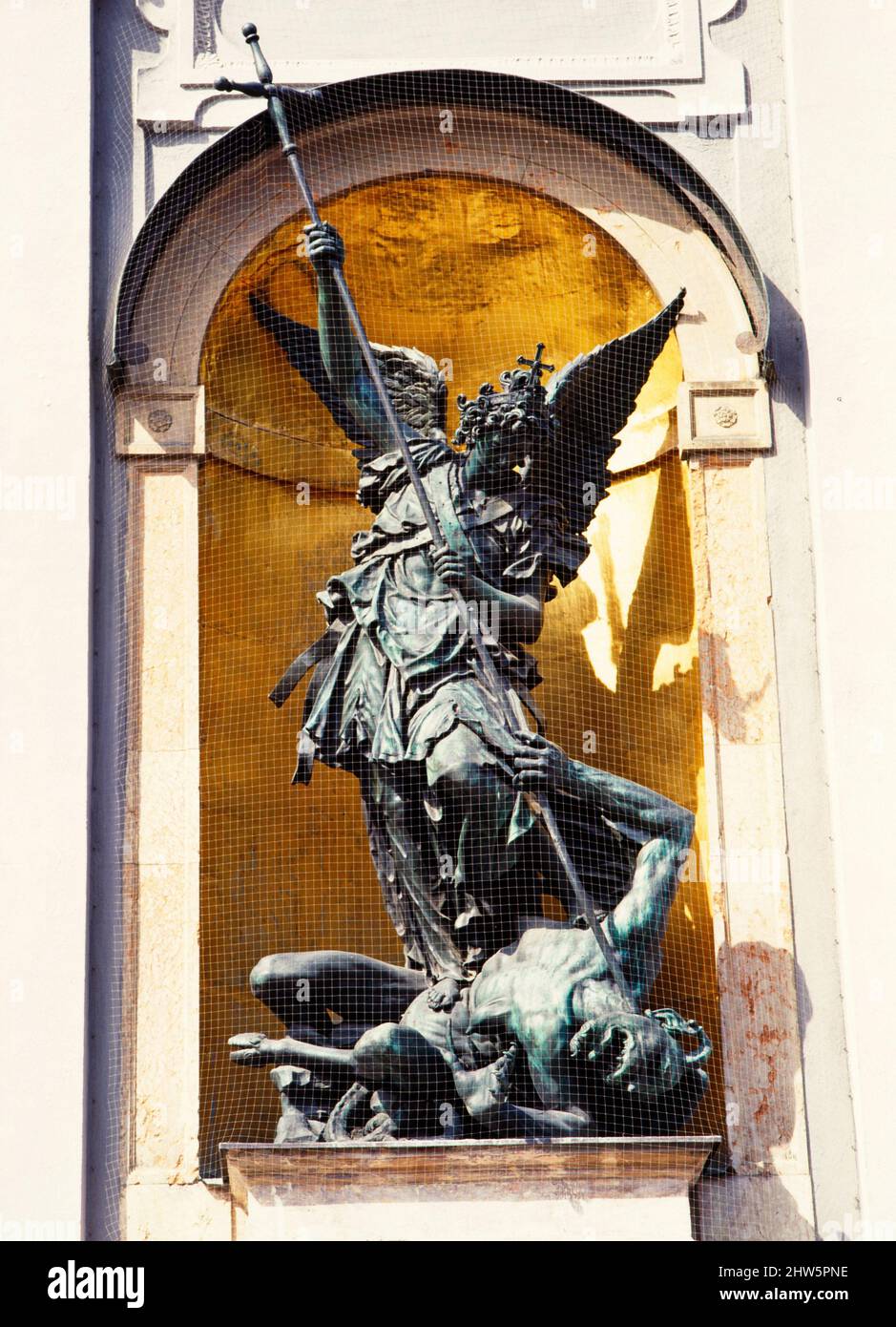 Statue de Saint Michael derrière Bird a protection Net, Munich, haute-Bavière, Allemagne Banque D'Images