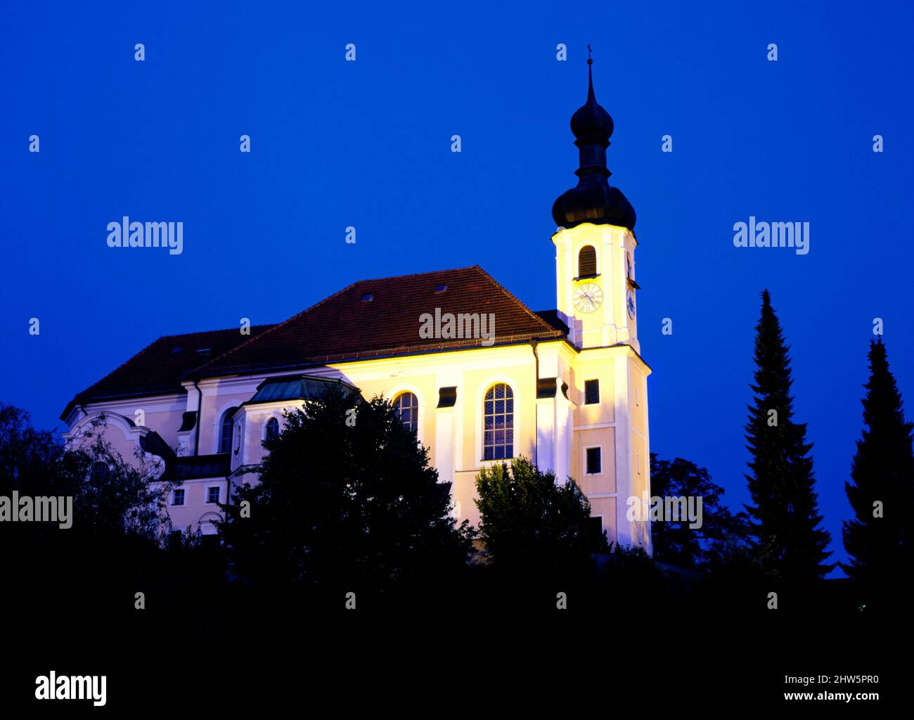 Pfarrkirchen, Eglise à l'heure bleue, Rottal-inn, Bavière, Allemagne Banque D'Images