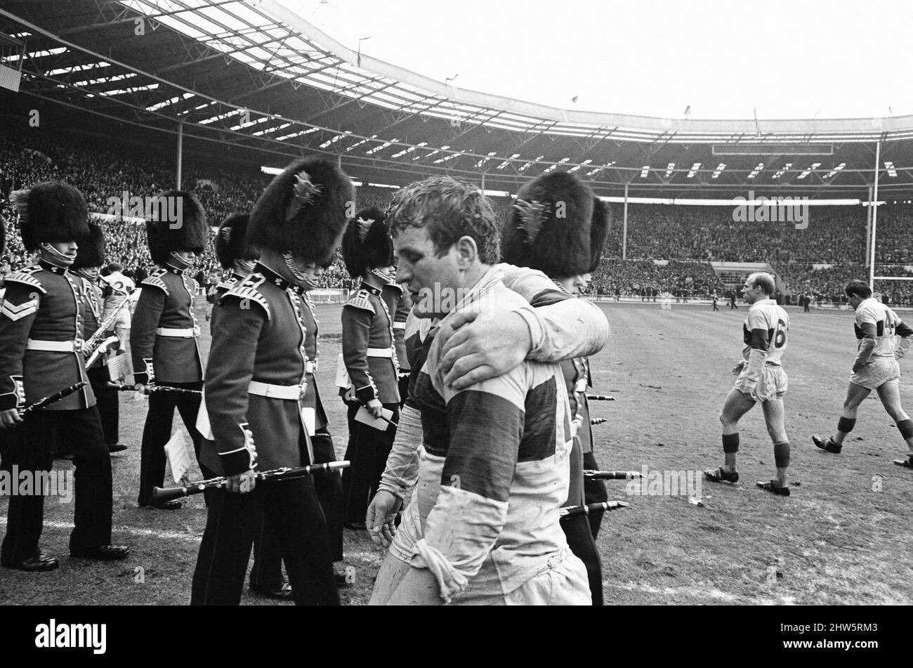 Leeds 11-10 Wakefield Trinity, Rugby League Challenge Cup final Match au stade Wembley, Londres, samedi 11th mai 1968. Notre photo montre ... Don Fox de Wakefield est consolé par un coéquipier à la fin du match, après avoir manqué une conversion devant les postes dans la dernière minute du jeu, donnant à Leeds une victoire de 11?10. Banque D'Images