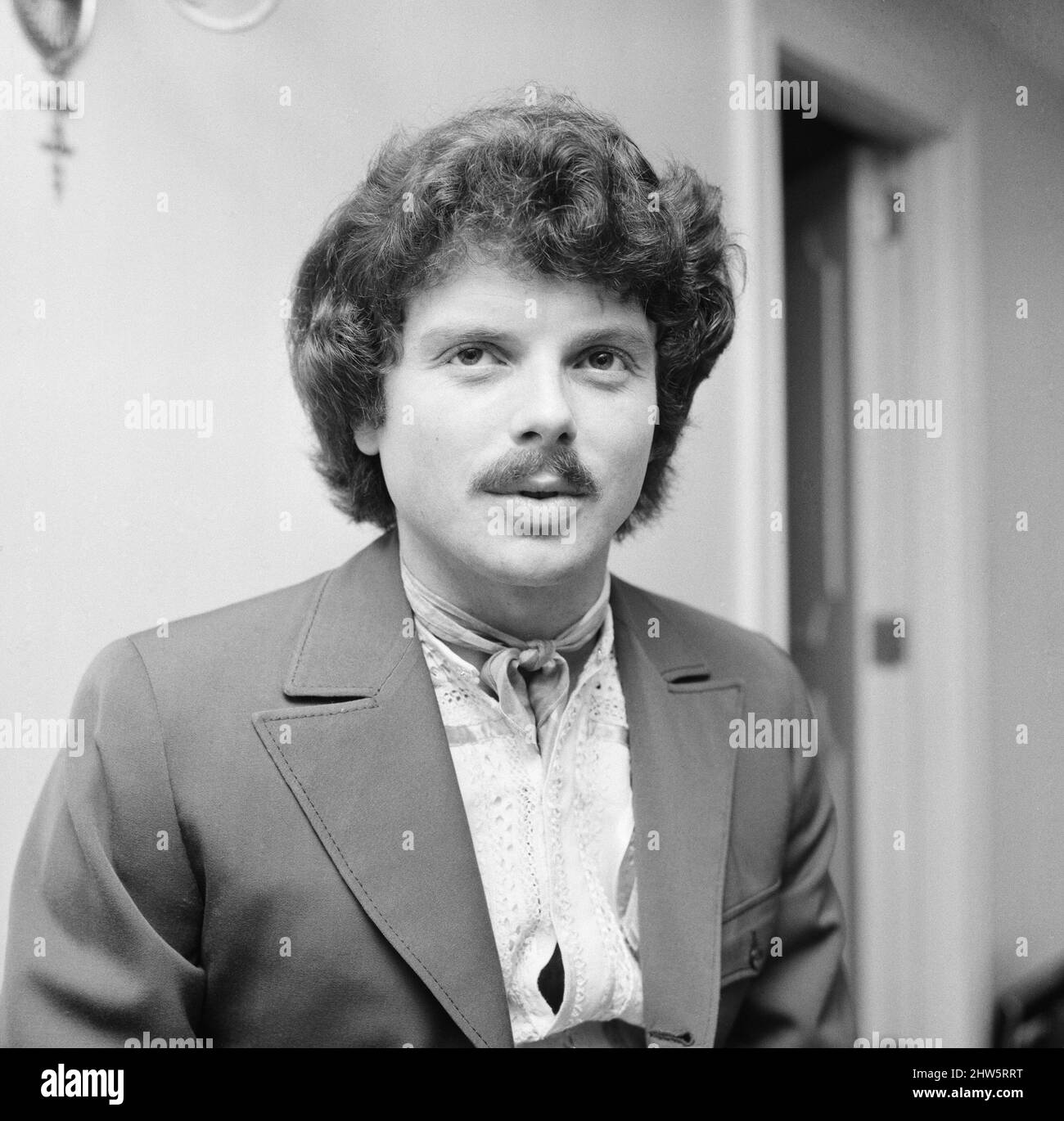 Scott McKenzie, photographié au Royal Garden Hotel de Londres Scott McKenzie est né Philip Wallach Blondheim. Il a vécu du 10 janvier 1939 au 18 août 2012 et a été chanteur et compositeur américain. Il a été surtout connu pour son hymne unique et générationnel 1967, 'San Francisco (Veillez à porter des fleurs dans vos cheveux)' qui a été un succès mondial pendant l'été de l'amour, l'été de 1967 photo prise le 11th octobre 1967 Banque D'Images