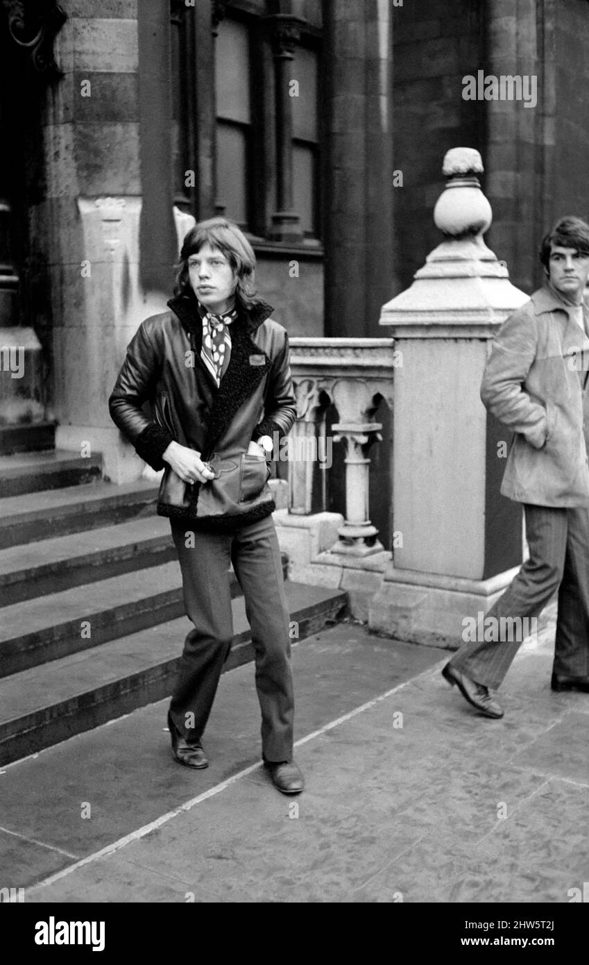 Rolling Stones: Mick Jagger devant les tribunaux pour entendre l'appel Brian Jones. 12 décembre 1967 Banque D'Images