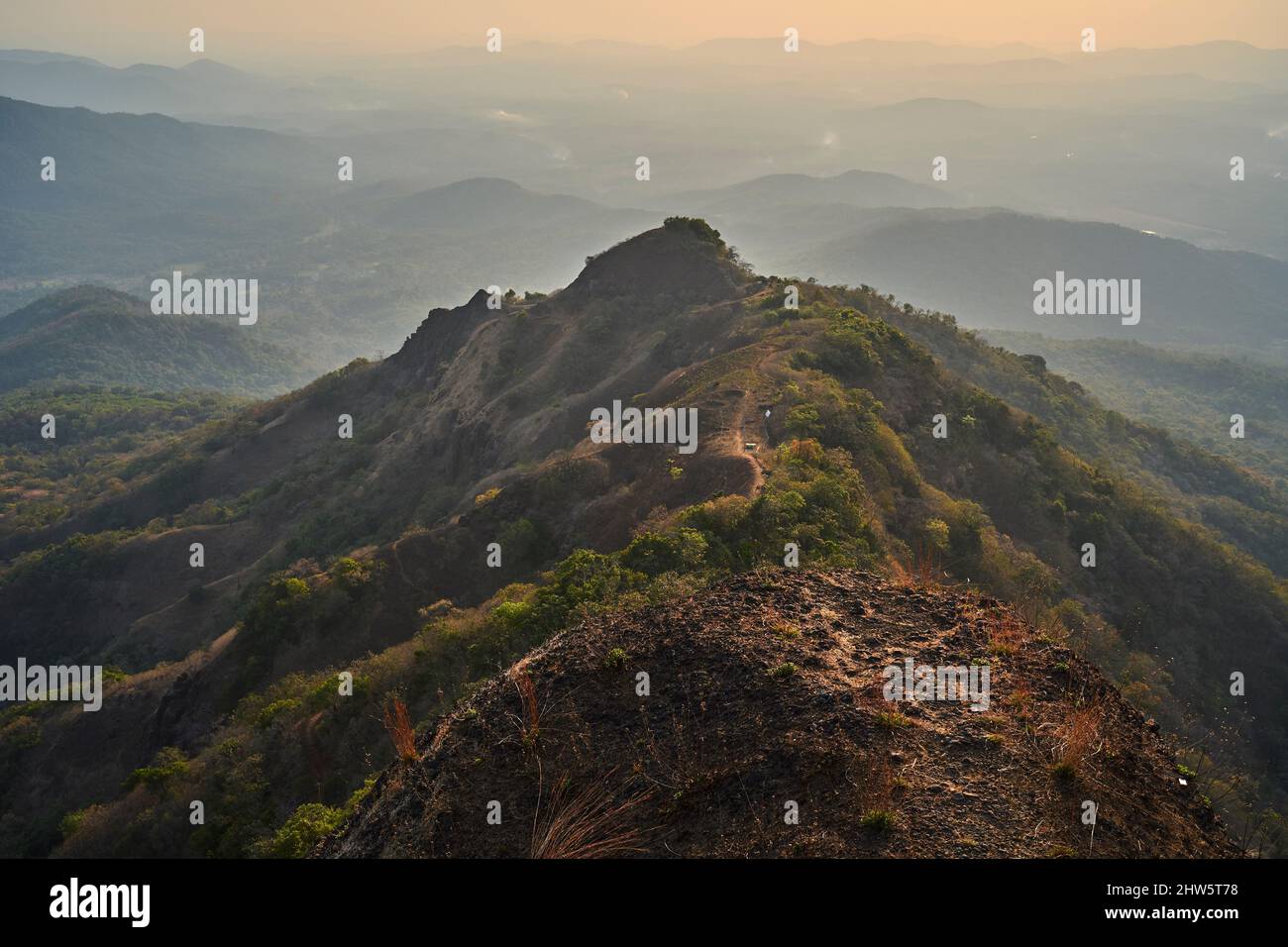 Une vue panoramique sur les collines de Sahyadri chaînes de ghats de l'ouest de mahadevgad, Amboli, Maharashtra, Inde. Banque D'Images