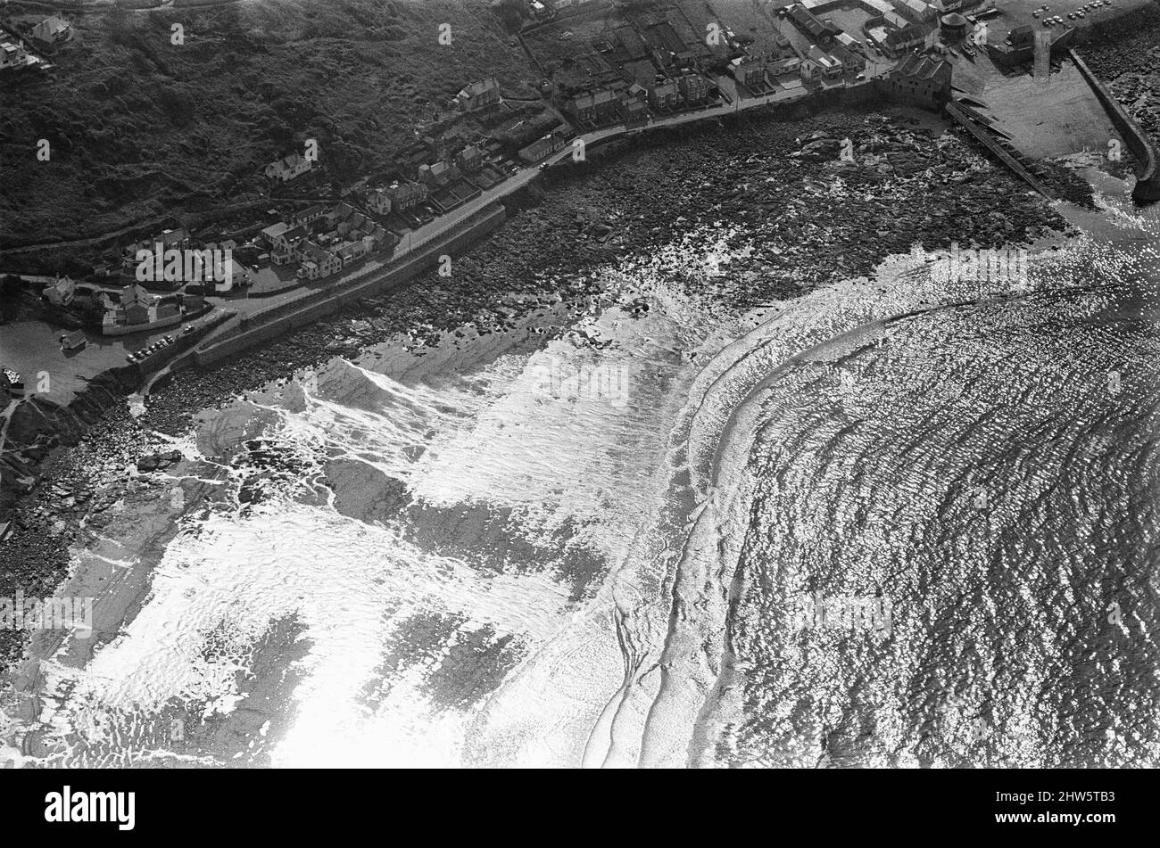 Le 18th mars 1967, le pétrolier Torrey Canyon sur la route de Milford Haven s'est échoué sur Pollard Rock sur le récif Seven Stones, près de Lands End, Cornwall dans les heures et les jours qui ont suivi, de nombreuses tentatives pour faire flotter le navire hors du récif ont échoué. Après que les tentatives de déplacer le navire ont échoué, le navire a commencé à briser la totalité de sa cargaison d'environ 119 000 tonnes de pétrole brut du Koweït des chars brisés du navire frappé au cours des 10 jours suivants. Notre photo montre: Huile du Torrey Canyon lavage à terre sur la plage de Sennen Cove. 28th mars 1967 Banque D'Images