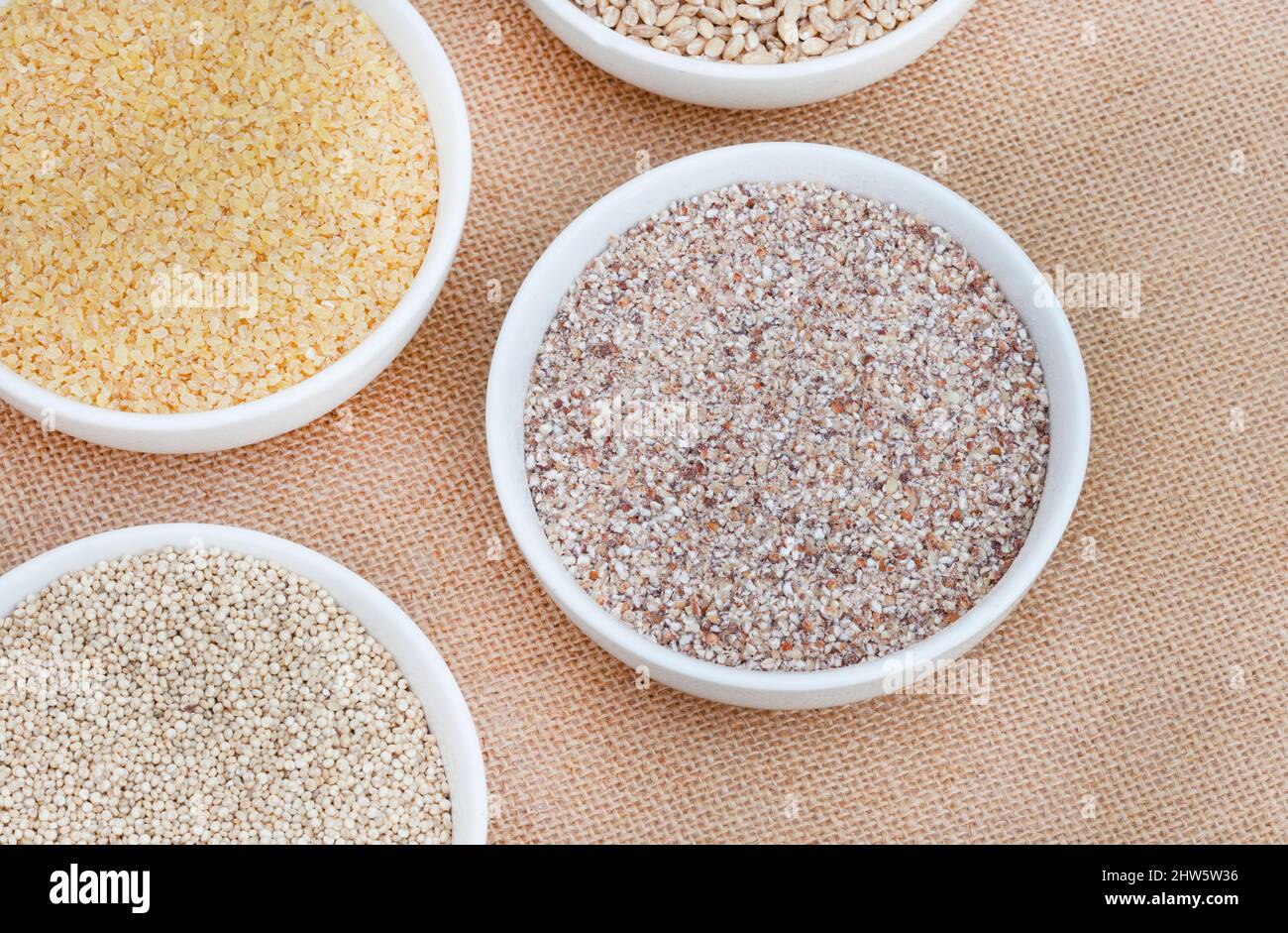 Sélection de grains sains différents et alternatifs sur la surface hessienne Banque D'Images