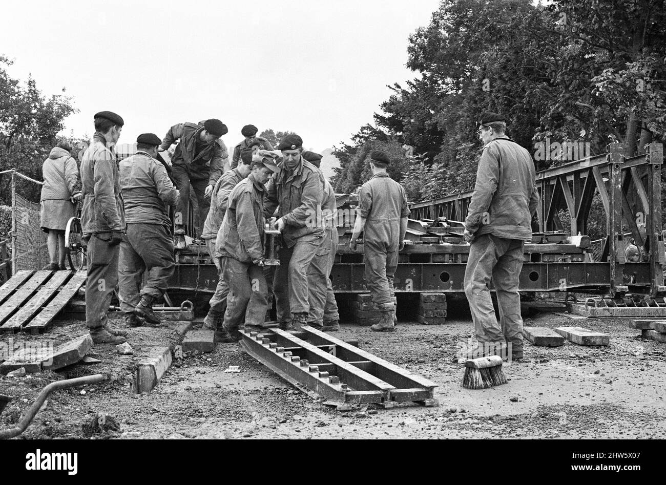 Les soldats des Royal Engineers construisent des ponts pour aider les résidents locaux après de fortes inondations dans le Kent. 17th septembre 1968. Banque D'Images