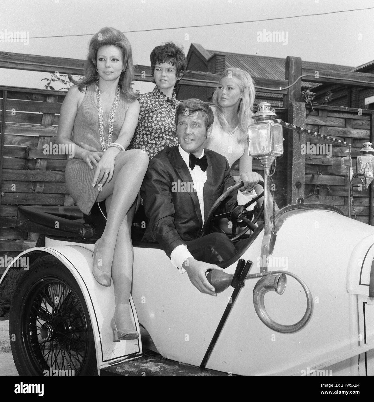 Le nouveau film Crosslot commence aujourd'hui, lundi 9th septembre 1968, à Elstree Studios. Notre photo montre ... Claudie Lange, actrice et mannequin belge, joue le personnage de Marla Kugash. Aussi photographié, les acteurs britanniques Roger Moore qui joue Gary Fenn et Gabrielle Drake (au centre) comme Celia et Veronica Carlson (à droite) comme Dinah. Banque D'Images