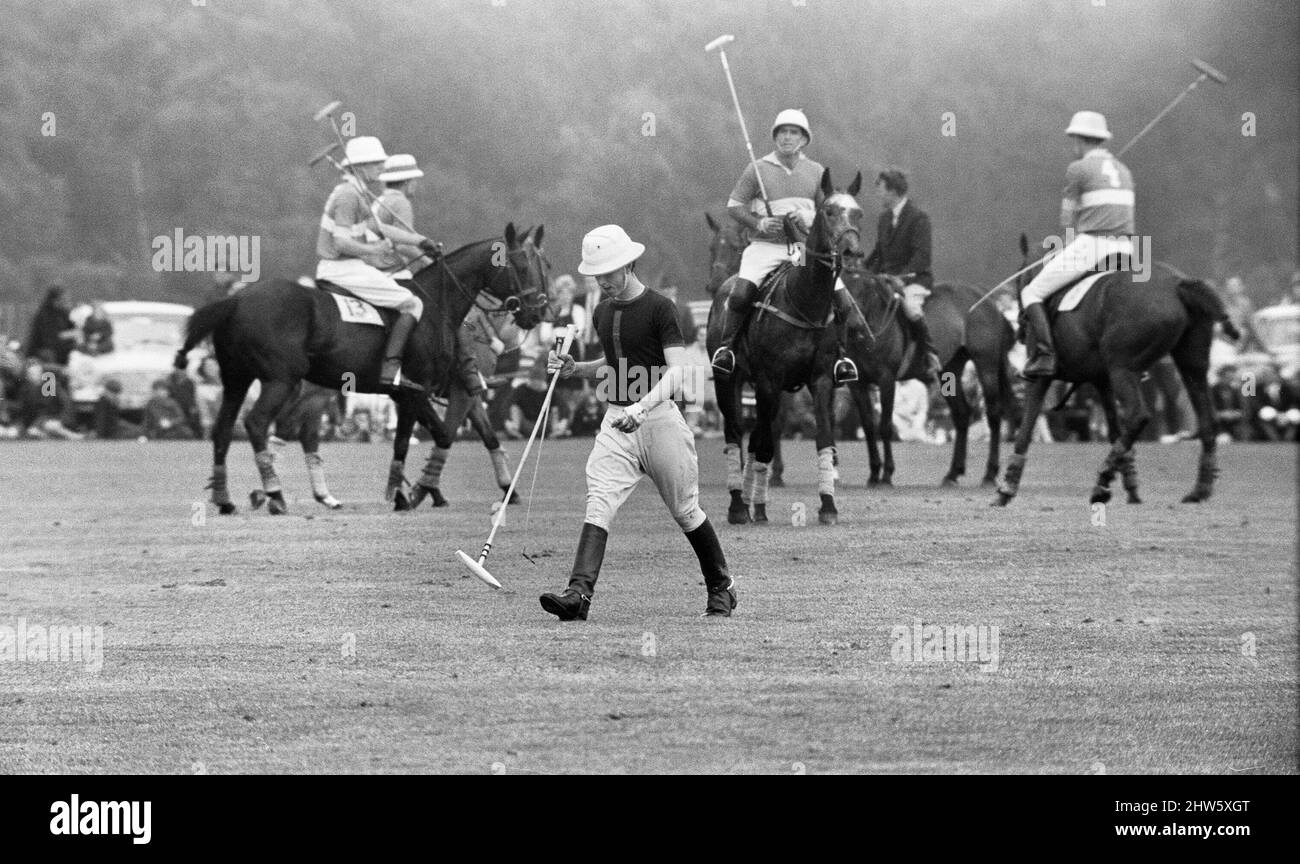 Polo final de la coupe Combermere joué à Windsor. Windsor Park a battu Lowood par 6 buts à 4 pour gagner le trophée avec l'aide du prince Charles et de son père le prince Philip, qui tous deux ont marqué des buts vitaux pendant le match. Le prince Charles en photo après avoir débarque de son cheval. 30th avril 1967. Banque D'Images