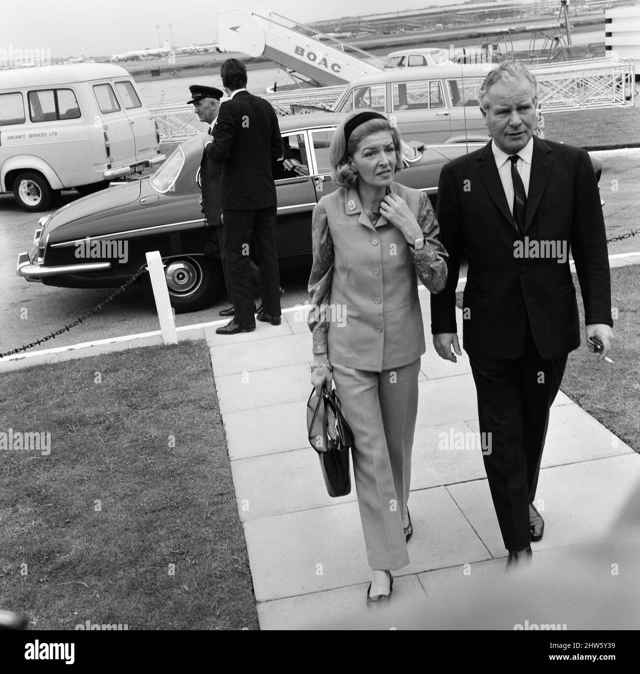 Sheila Scott tente de Londres à Cape Town Air Record. Elle est photographiée à l'aéroport de Heathrow avec M. Ken Wood avant son voyage. 29th juin 1967. Banque D'Images