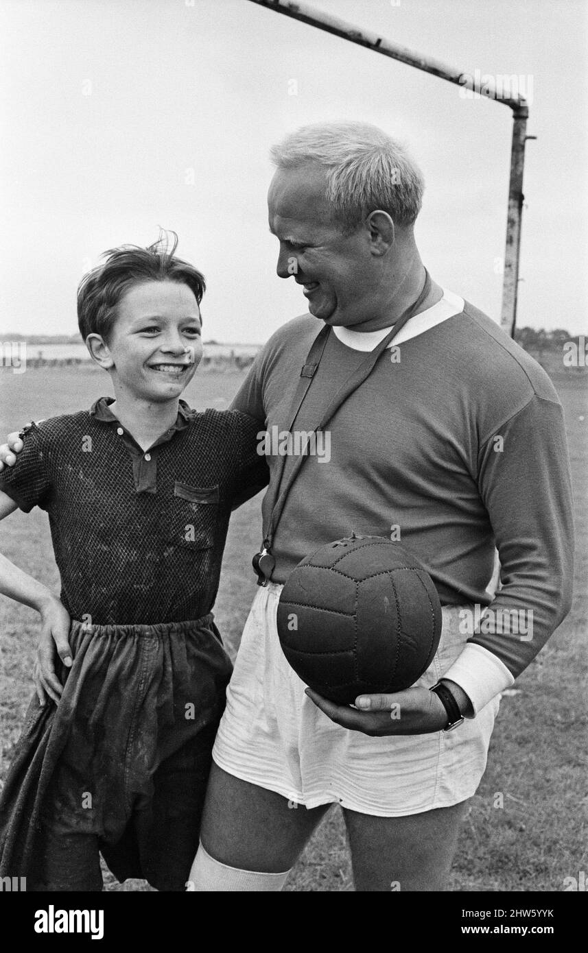 David Bradley, (14 ans) jouant la partie de Billy Casper, en photo avec son Kestral, sur le tournage du film Kes. Ici Billy Casper joue le gardien de but dans la scène de football de l'école. Avec lui, M. Sugden, joué par Brian Glover. M. Sugden pense qu'il est Bobby Charlton, portant un maillot Manchester United et commandant ses joueurs sur le terrain. KES est un film dramatique de 1969 réalisé par Ken Loach et produit par Tony Garnet. Le film est basé sur le roman de 1968 A Kestrel for a Knave, écrit par l'auteur de Barnsley Barry Hines. Le film est classé septième dans le Briti Banque D'Images