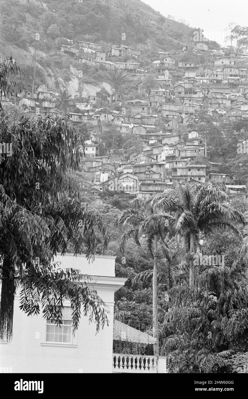 Favela, Rio de Janeiro, Brésil, 24th octobre 1968. Notre photo montre ... une Favela, une zone de logement de RamManille, à proximité de la Résidence des Ambassadeurs, dans laquelle la Reine sera de rester pendant sa tournée le mois prochain. Banque D'Images