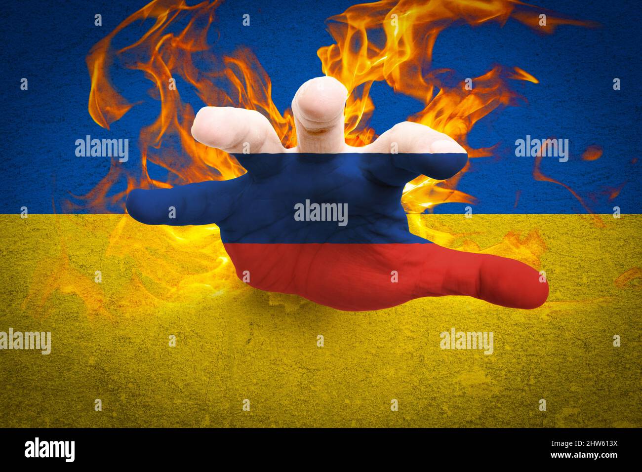 Guerre entre la Russie et l'Ukraine, drapeau ukrainien au palmier Banque D'Images