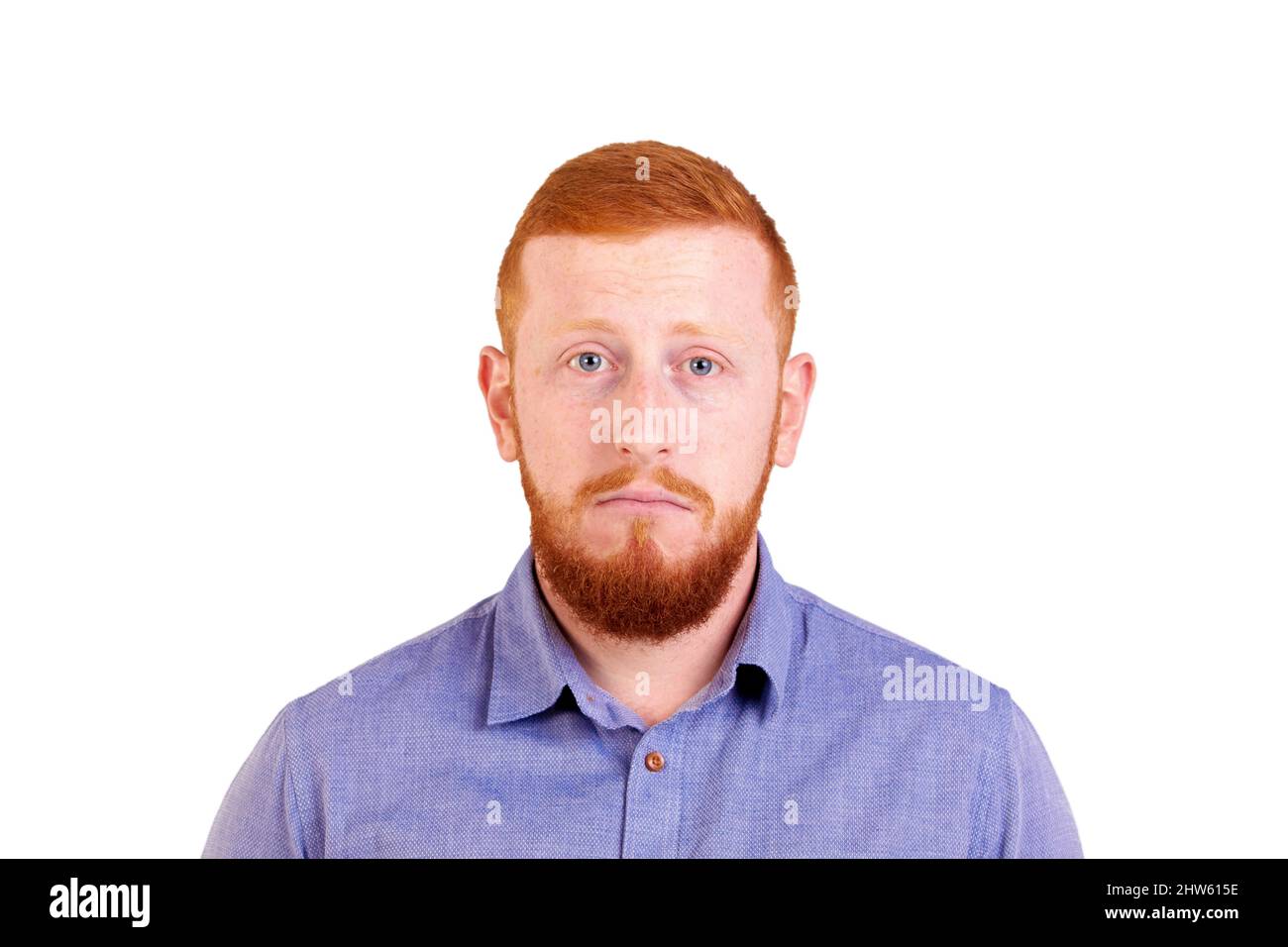REDHEAD homme avec une longue barbe sur fond bleu isolé avec une expression triste et dépressive. Photo de haute qualité Banque D'Images
