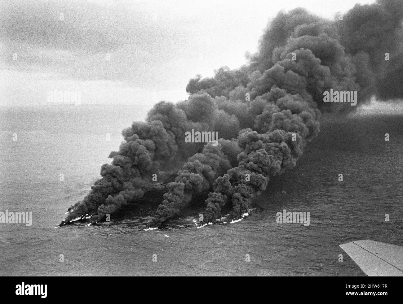 Le 18th mars 1967, le pétrolier Torrey Canyon sur la route de Milford Haven s'est échoué sur Pollard Rock sur le récif Seven Stones, près de Lands End, Cornwall dans les heures et les jours qui ont suivi, de nombreuses tentatives pour faire flotter le navire hors du récif ont échoué. Après que les tentatives de déplacer le navire ont échoué, le navire a commencé à briser la totalité de sa cargaison d'environ 119 000 tonnes de pétrole brut du Koweït des chars brisés du navire frappé au cours des 10 jours suivants. Notre photo montre: Le pétrole flamboyant sur la mer après Blackburn Buccaneer avion de la flotte Air Arm basé à RNAS Lossiemo Banque D'Images