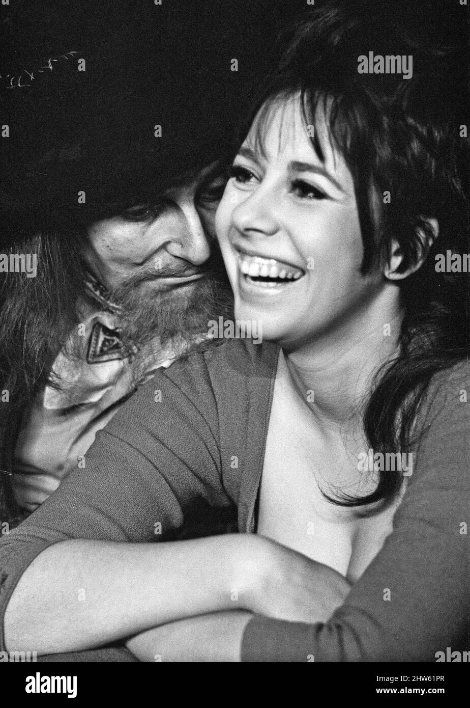 « Oliver » revient sur la scène West End au Piccadilly Theatre. Barry Humphries est représenté en personnage comme Fagin avec Marti Webb jouant Nancy. 25th avril 1967. Banque D'Images