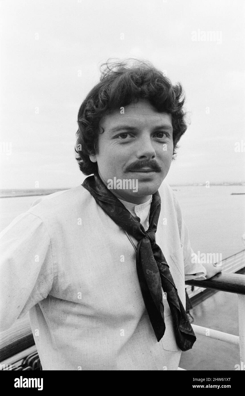 Scott McKenzie, en photo. Scott McKenzie est né Philip Wallach Blondheim. Il a vécu du 10 janvier 1939 au 18 août 2012 et a été chanteur et compositeur américain. Il était surtout connu pour son hymne unique et générationnel 1967, « San Francisco (Vey to Wear Flowers in Your Hair) », un succès mondial pendant l'été de l'amour. L'été 1967 montre Scott McKenzie arrivant sur le paquebot « France » de New York à Southampton. Il était accompagné de la photo de Mamas et Papas prise le 5th octobre 1967 Banque D'Images