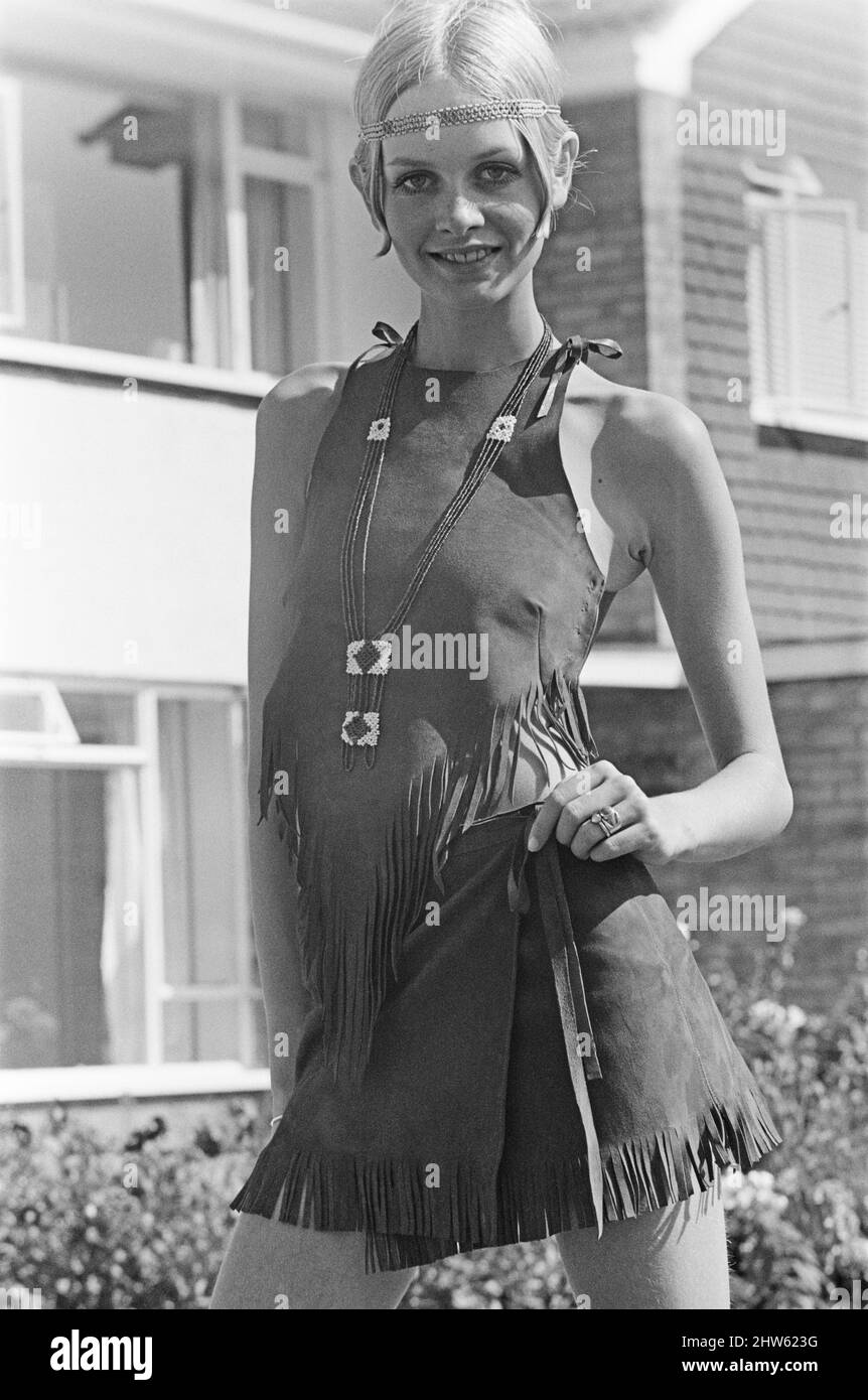 Twiggy, (nom réel Lesley Hornby) modèle anglais, vu dans une tenue d'équipement Hippy. Photographié avant de partir pour les États-Unis plus tard le même jour. Photo prise le 21st août 1967 Banque D'Images Twiggy, (nom réel Lesley Hornby) modèle anglais, vu dans une tenue d'équipement Hippy. Photographié avant de partir pour les États-Unis plus tard le même jour. Photo prise le 21st août 1967 Banque D'Images