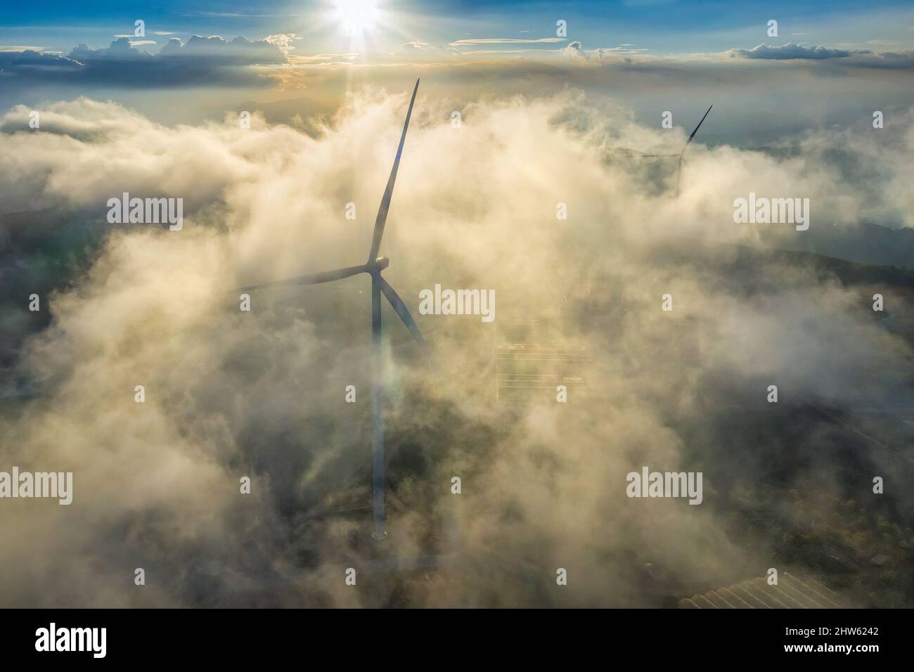 Vue aérienne du moulin à vent ou du parc éolien dans le brouillard à la ville de Cau DAT, ville de Da Lat, Lam Dong, Vietnam Banque D'Images