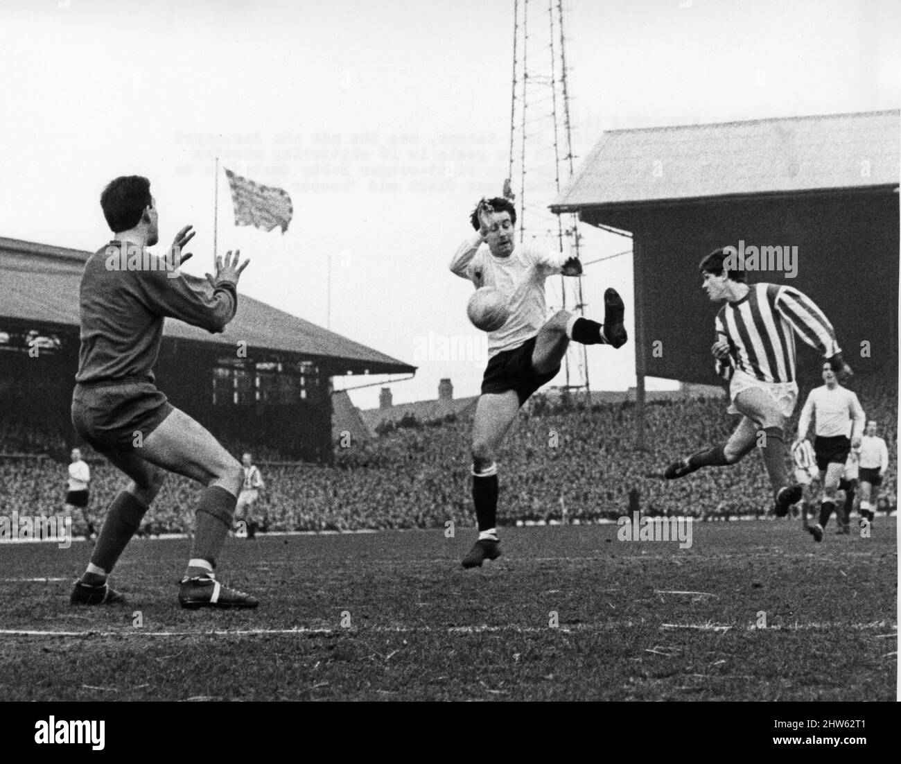 Match de la ligue Sunderland contre Newcastle United à Roker Park Mars 1967. En photo : Bobby Kerr de Sunderland (à droite) marque ses premiers buts sur 2 lorsqu'il battait le ballon entre Frank Clark arrière gauche et le gardien de but Gordon Marshall. Score final: Sunderland 3-0 Newcastle United Banque D'Images