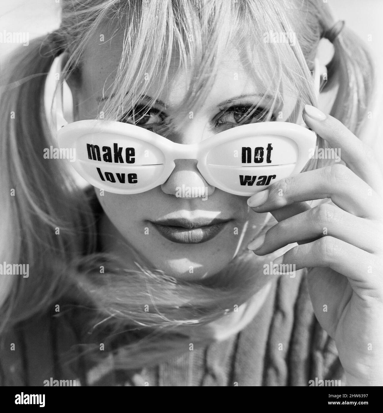 Nikki, avec les yeux expressifs. L'année dernière, il s'agissait de boutons de revers. Mais cette année, semble-t-il, les yeux l'ont. Le point est illustré par Nikki, la mannequin fille, vu porter ces lunettes de soleil à fente accrocheuses à Londres. Le message à ses yeux peut être vieux, mais l'idée est plutôt belle. Si nous avons un long été chaud, il devrait rattraper les manifestants. Faites des économies sur toutes ces bannières redoutables. 29th mars 1968 Banque D'Images Nikki, avec les yeux expressifs. L'année dernière, il s'agissait de boutons de revers. Mais cette année, semble-t-il, les yeux l'ont. Le point est illustré par Nikki, la mannequin fille, vu porter ces lunettes de soleil à fente accrocheuses à Londres. Le message à ses yeux peut être vieux, mais l'idée est plutôt belle. Si nous avons un long été chaud, il devrait rattraper les manifestants. Faites des économies sur toutes ces bannières redoutables. 29th mars 1968 Banque D'Images