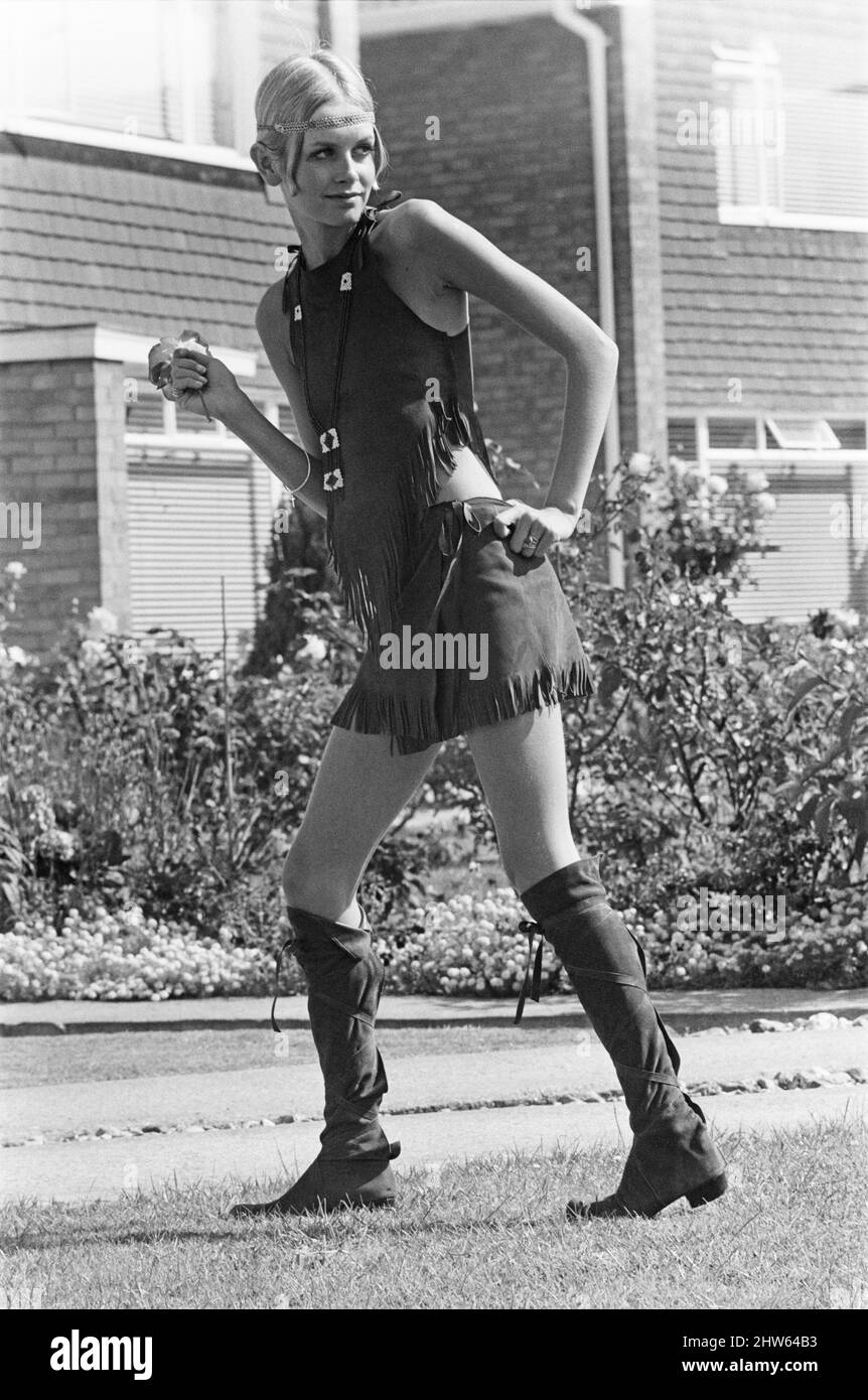 Twiggy, (nom réel Lesley Hornby) modèle anglais, vu dans une tenue d'équipement Hippy. Photographié avant de partir pour les États-Unis plus tard le même jour. Photo prise le 21st août 1967 Banque D'Images