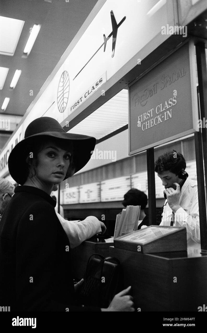 Raquel Welch, photographié à l'aéroport de Londres Heathrow, 3rd juin 1967. Banque D'Images