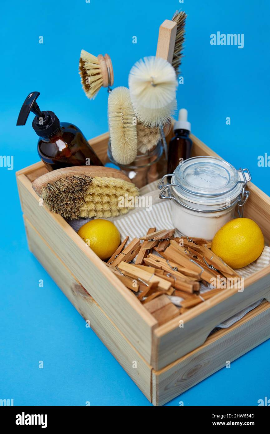 boîte avec épingles à linge et fournitures de nettoyage naturel Banque D'Images