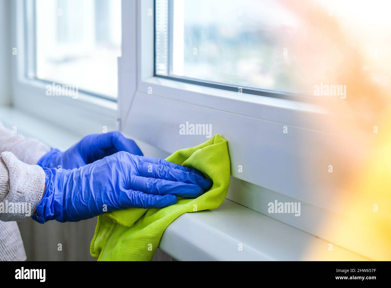 Nettoyage de la poussière d'essuyage du seuil de la vitre à l'aide d'un  chiffon en microfibre bleu pour le nettoyage du rail de la vitre gants bleus  nettoyage à l'aide d'un liquide