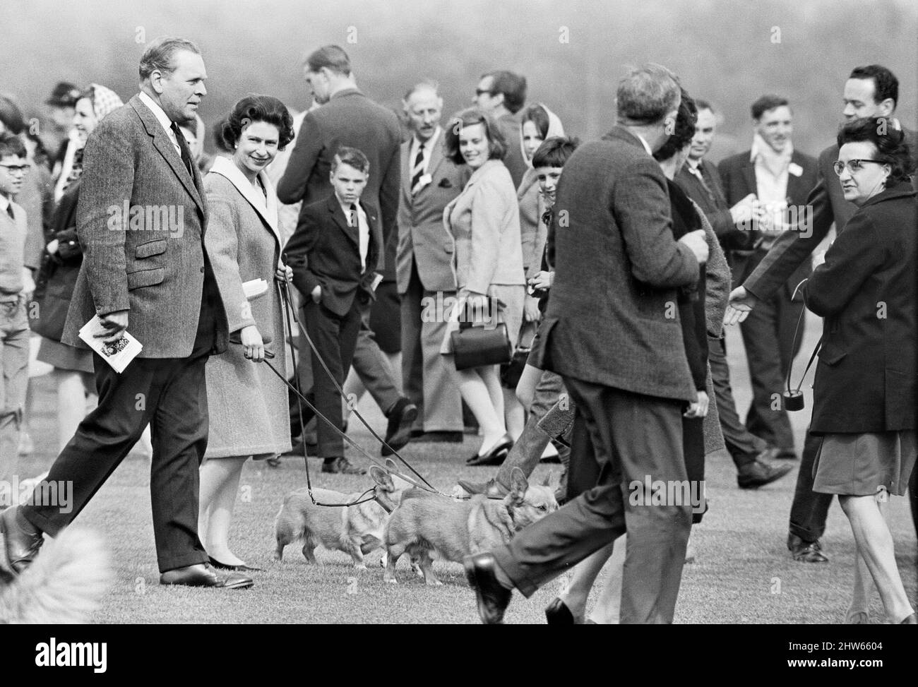 Le polo final de la coupe Combermere a joué à Windsor.le parc Windsor a battu Lowood par 6 buts à 4 pour remporter le trophée avec l'aide du prince Charles et de son père le prince Philip, qui ont tous deux marqué des buts vitaux pendant le match. Sa Majesté la reine Elizabeth II au match avec son chien corgi pour regarder son mari et son fils concourir. 30th avril 1967. Banque D'Images
